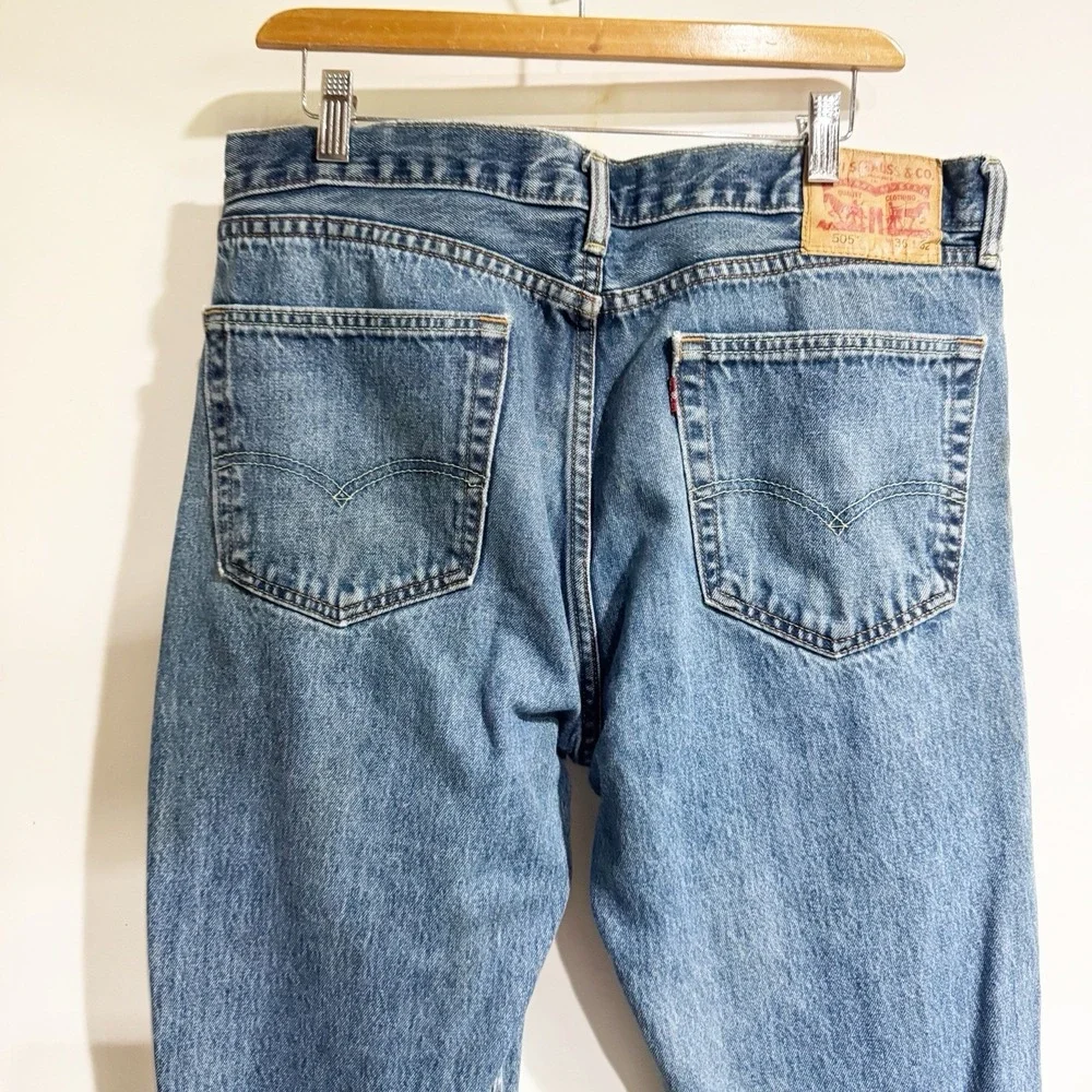 Levi's men's jeans 505 size 36 x 32 Blue Zipper Fly